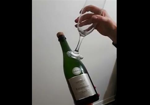 Sektflasche mit Glas köpfen