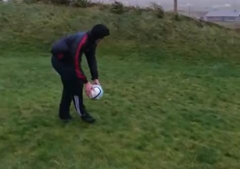 Fußball gegen den Wind