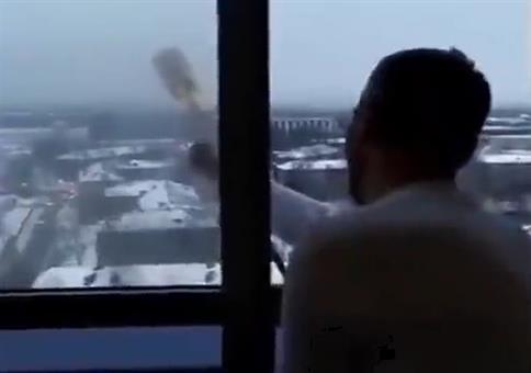 Rakete am Fenster zünden