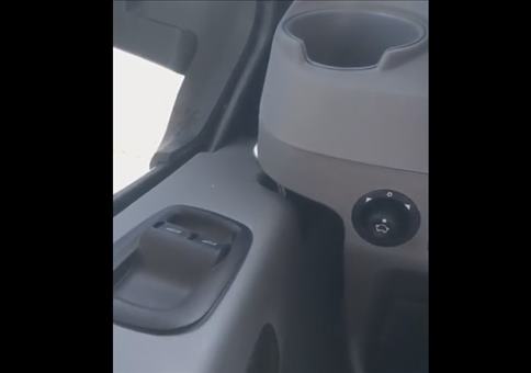 Praktisches Fach fürs Smartphone im Auto