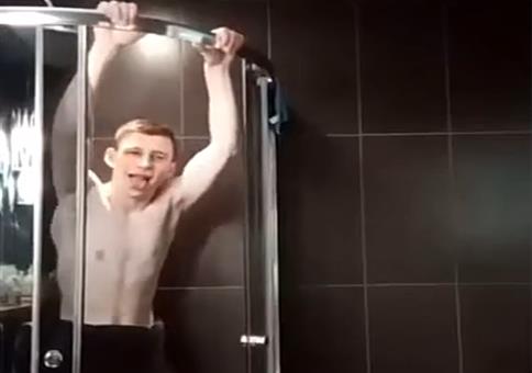 Entspannt Klimmzüge in der Dusche machen