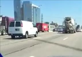 Betonmischer fährt etwas zu dicht auf