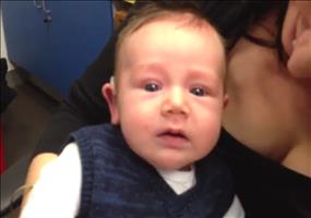 Kleiner Mann hört zum ersten Mal die Stimmen seiner Eltern