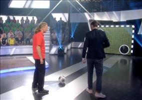 Blinder trifft beim Torwandschießen