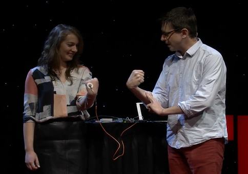 Mit dem eigenen Gehirn einen fremden Arm kontrollieren