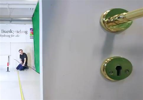 Weltrekord: Pfeile durch ein Schlüsselloch schießen
