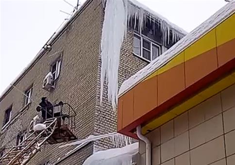 Die winzigen Eiszapfen vom Dach entfernen