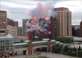 Sprengung mit Feuerwerk verbinden