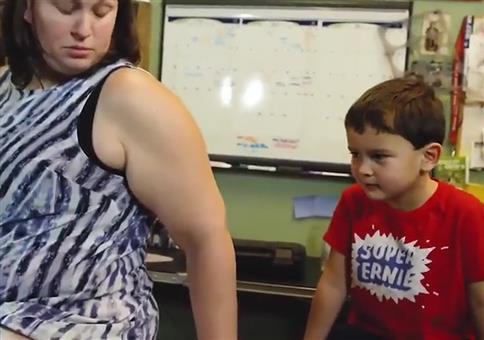 Mutter und Sohn beim Tätowierer