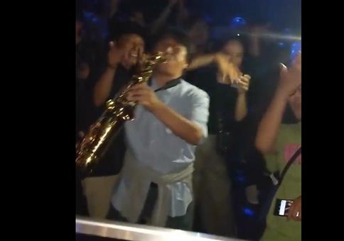 Mit dem Saxophon im Club