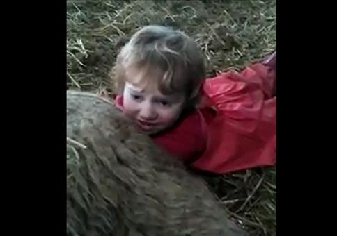 Kleines Mädchen als Geburtshelferin