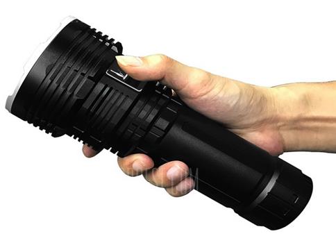 Monster-Taschenlampe mit 32.000 Lumen