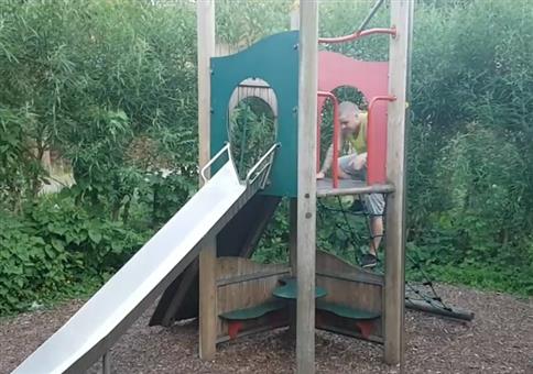 Der Meister auf der Rutsche