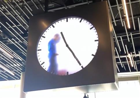 Uhr am Amsterdamer Flughafen