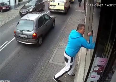 Instant Karma: Schaufensterscheibe einschlagen