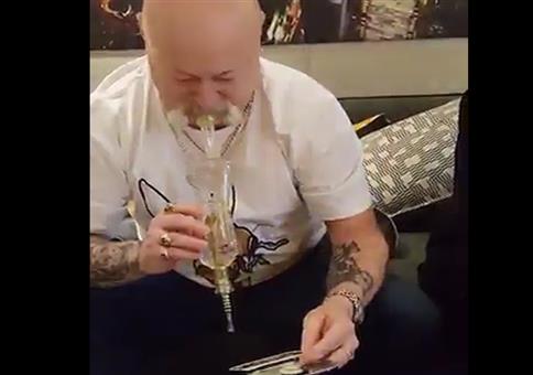 Immer rein damit: Drogen und Alkohol