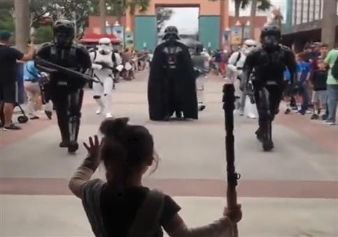 Kleiner Fan bei Star Wars Parade