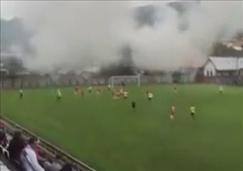 Genialer Spielzug beim Amateurfußball