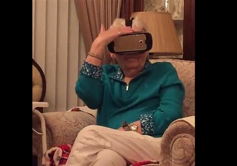 Wenn die Oma eine VR Brille testet