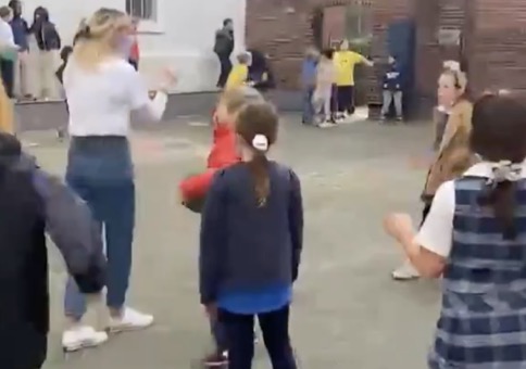 Große Freude auf dem Pausenhof