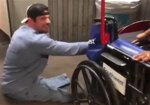 Rollifahrer macht Späßchen