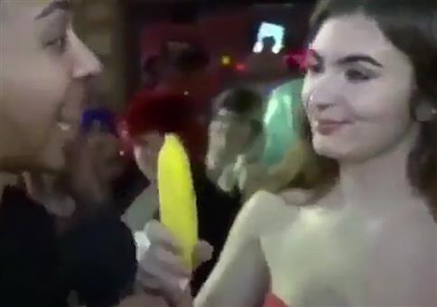 Die Deep Throat Banane