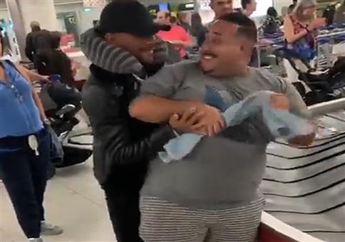 Dicker auf Gepäckband