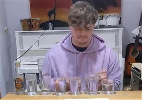 Nette Peformance auf der Glasorgel