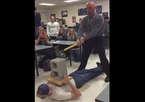 Physiklehrer mit der Axt auf dem Stein