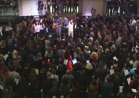 Space Oddity gesungen von über 500 Leuten