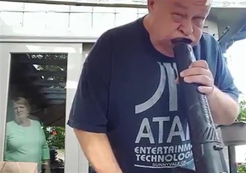 Opa hat Spaß und Oma kommt nicht drauf klar