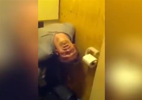 Auf dem Klo eingeschlafen - Exorzismus Edition