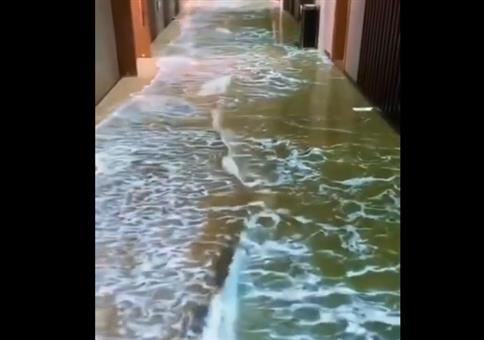 Virtuelles Meer im Hotelflur
