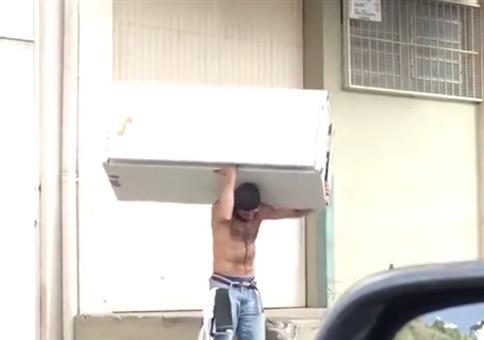 Kühlschrank auf nem Moped transportieren