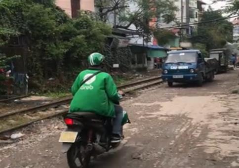 Etwas zu nah an den Gleisen geparkt