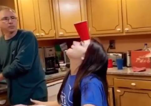 Tochter zeigt Papa ihr Können