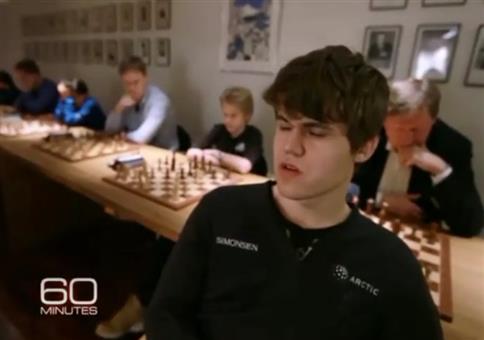 Er spielt Schach gegen 10 Leute ohne hinzusehen