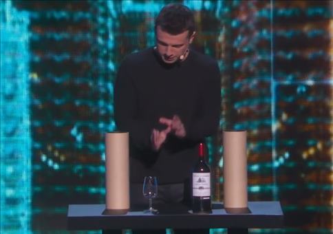 Der Zaubertrick mit der Weinflaschen