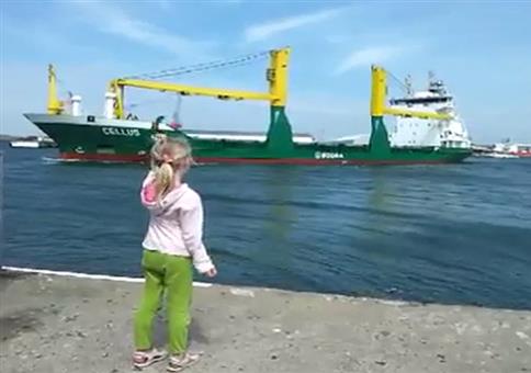 Mädchen ahmt Schiffshorn nach