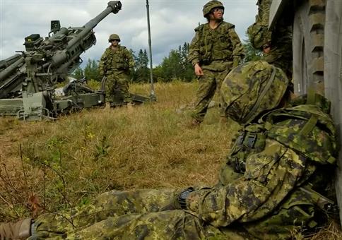 Soldaten wecken ihren schlafenden Kameraden