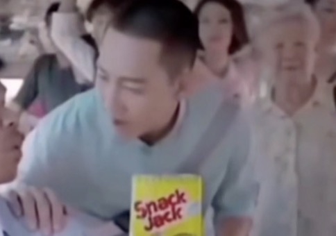 Steh mal auf für die Oma hier!