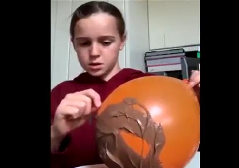 Luftballons mit Schokolade bestreichen