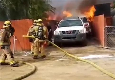 Dieser Mann scheißt auf die Flammen