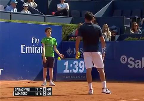 Balljung beim Tennis