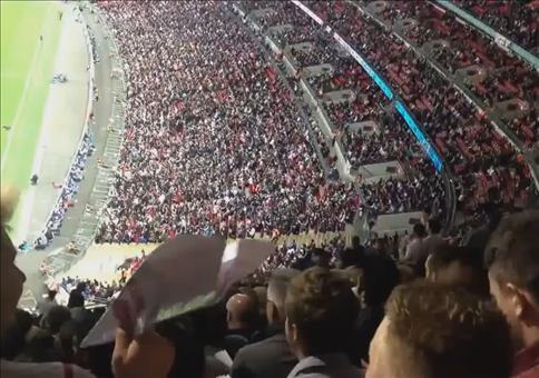 Angriff mit Papierflugzeug im Stadion