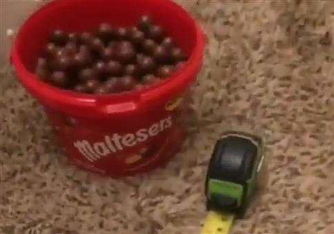 Schokokugel in der Rube-Goldberg-Maschine