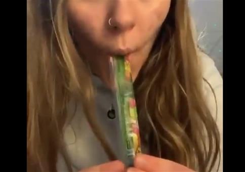 Gummischlange auf Lunge ziehen