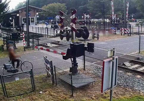 Wieso? WIESO? - Neulich am Bahnübergang