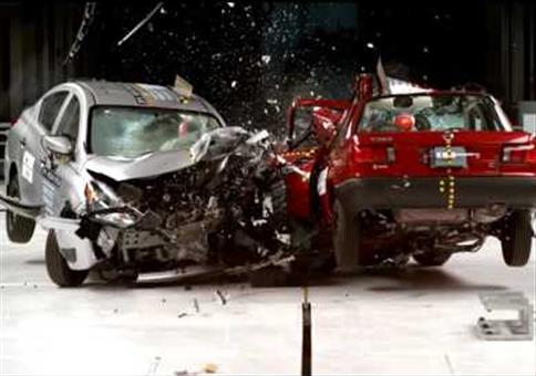 Crashtest: 2015 Nissan Tsuru vs. 2016 Nissan Versa