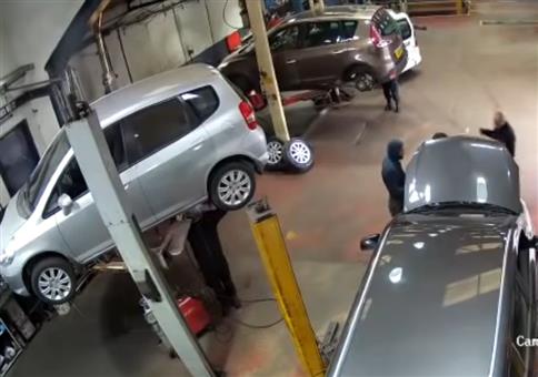 Neulich in der Werkstatt: Gemütlich am Auto schweißen